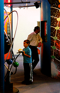 CERN-owska wystawa objazdowa przyciaga ludzi w kazdym wieku